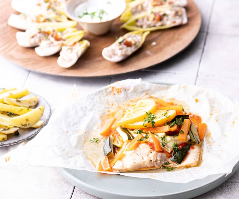 Salada de endívias, tâmaras e queijo de cabra, peixe em papelote, creme de maçã e crumble de noz