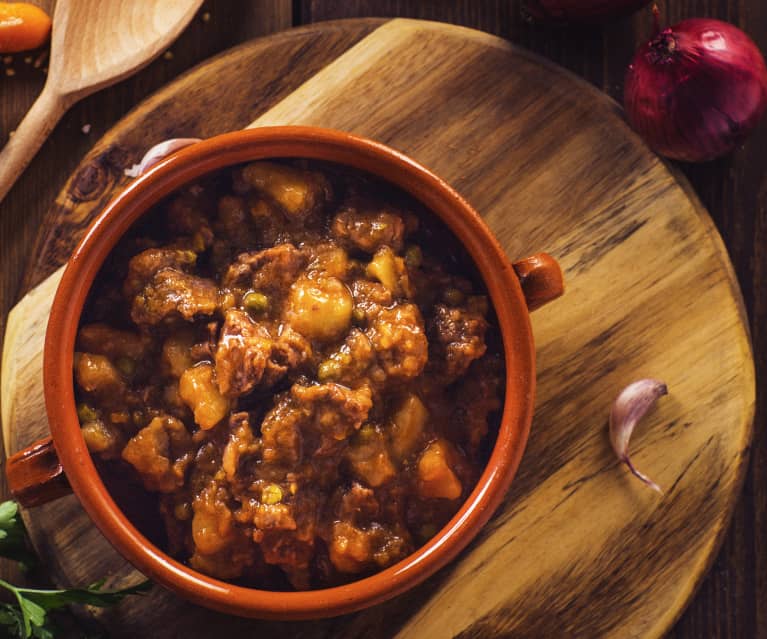 Spezzatino di manzo con piselli e patate