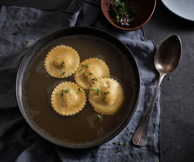 Caldo de borrego com ravioli de abóbora assada e tomilho