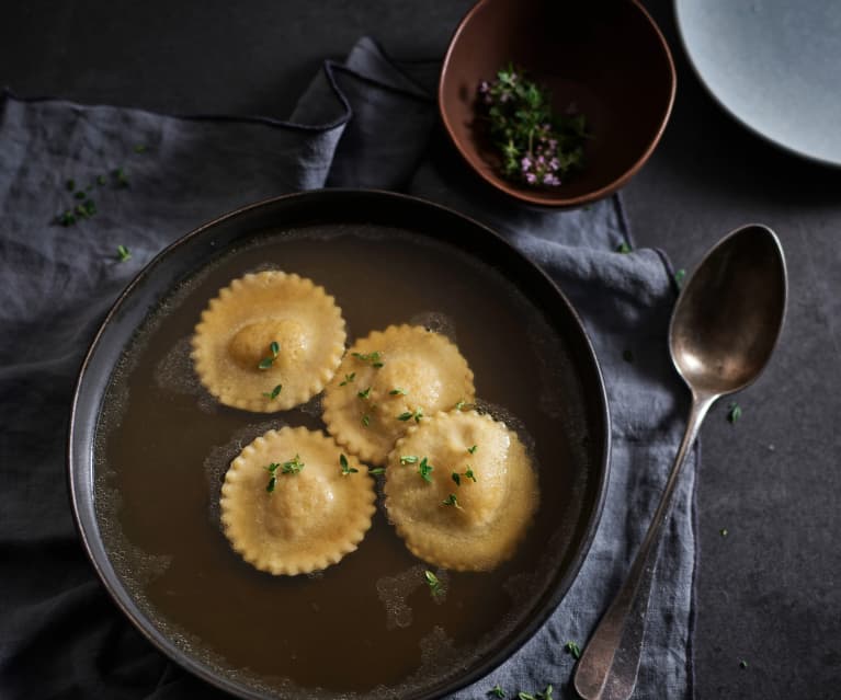 Ravioli di zucca e timo in brodo di agnello