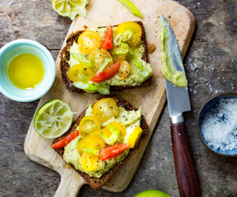 Avocado toasts, citron et tomates