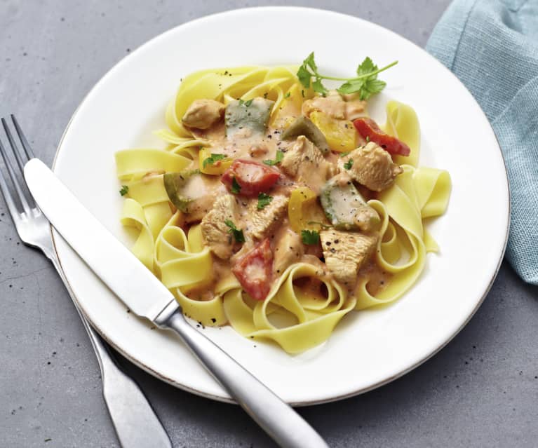 Hähnchen-Geschnetzeltes mit Paprika und Bandnudeln