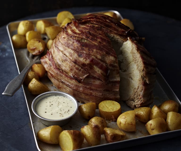 Überbackener Blumenkohl mit Ofenkartoffeln und Senfsauce