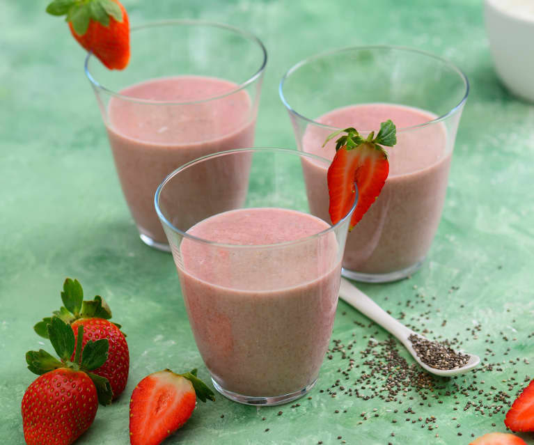 Smoothie de fresas, yogur de soja, semillas de chía y coco