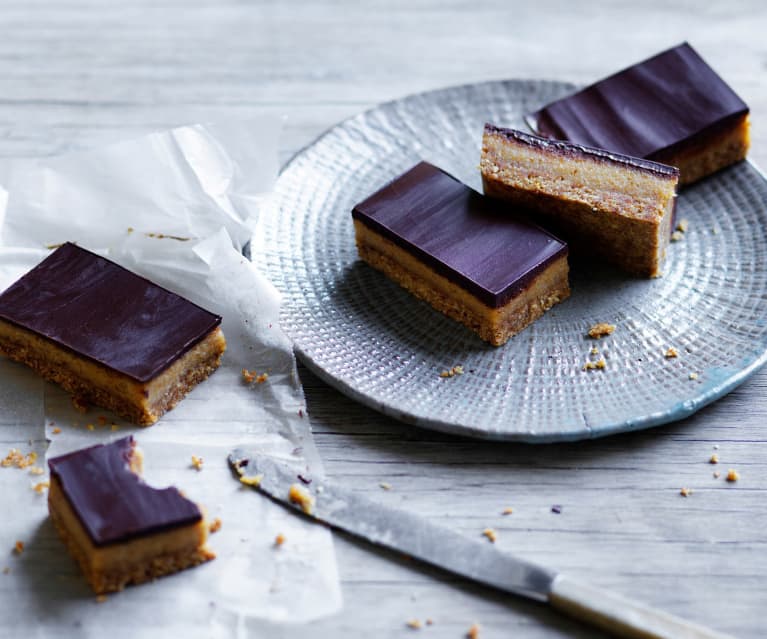 Peanut caramel slice