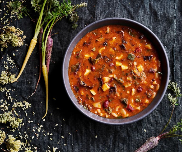 Sopa de tomate, feijão e acelgas