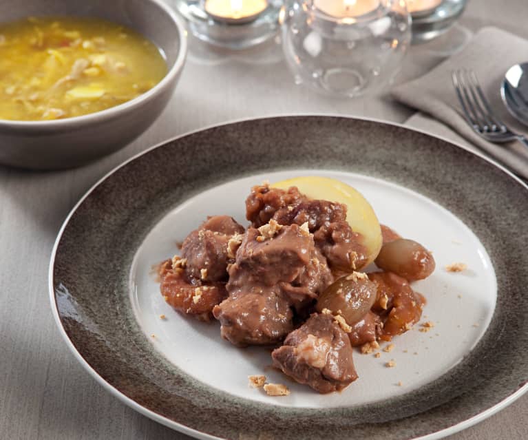 Menú: Sopa de picadillo. Cordero con salsa de turrón, dátiles y orejones