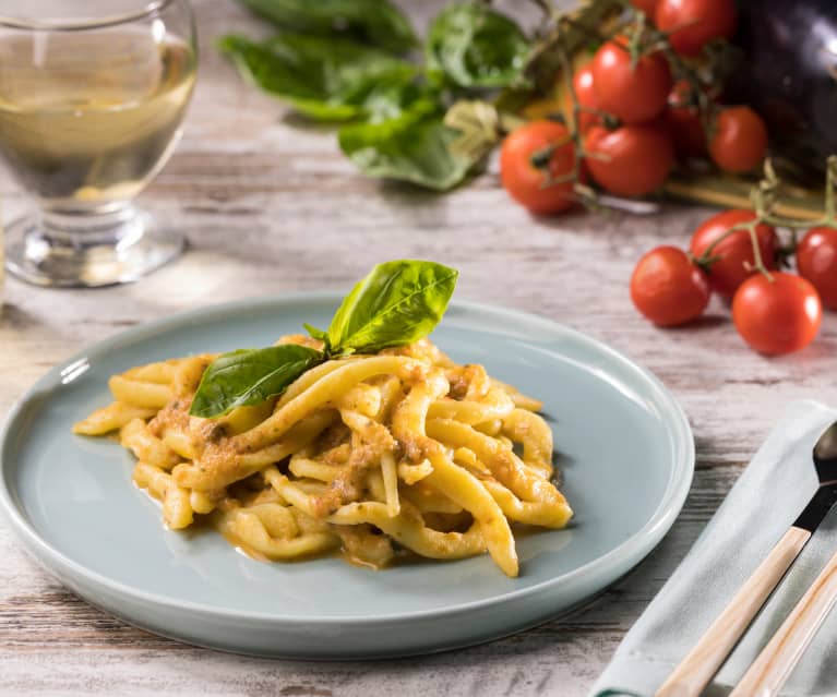 Maccheroni a fezze con pesto di melanzane