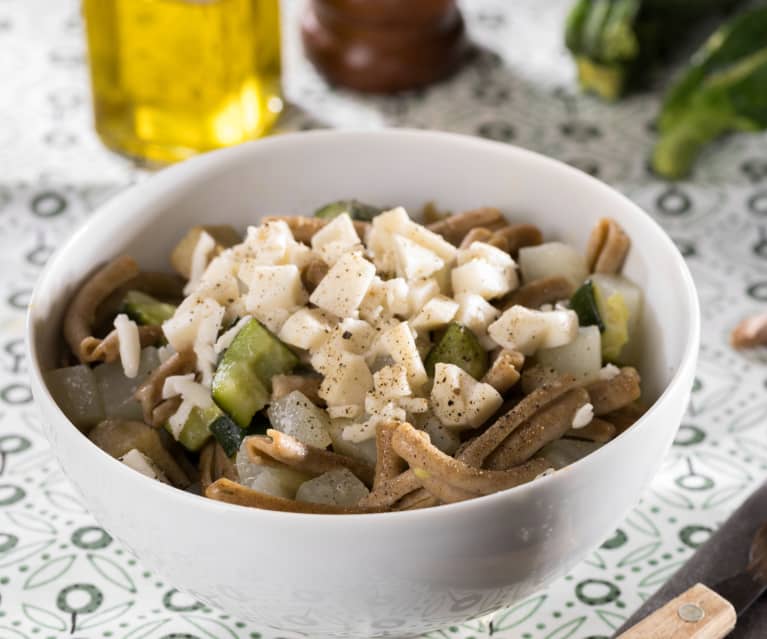 Caserecce di farro con seitan, zucchine e daikon