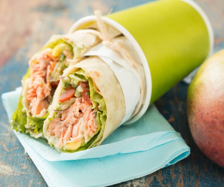 Wrap de truite saumonée et salsa avocat-mangue