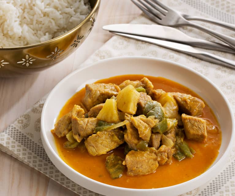 Curry de cerdo y arroz blanco al vapor - India