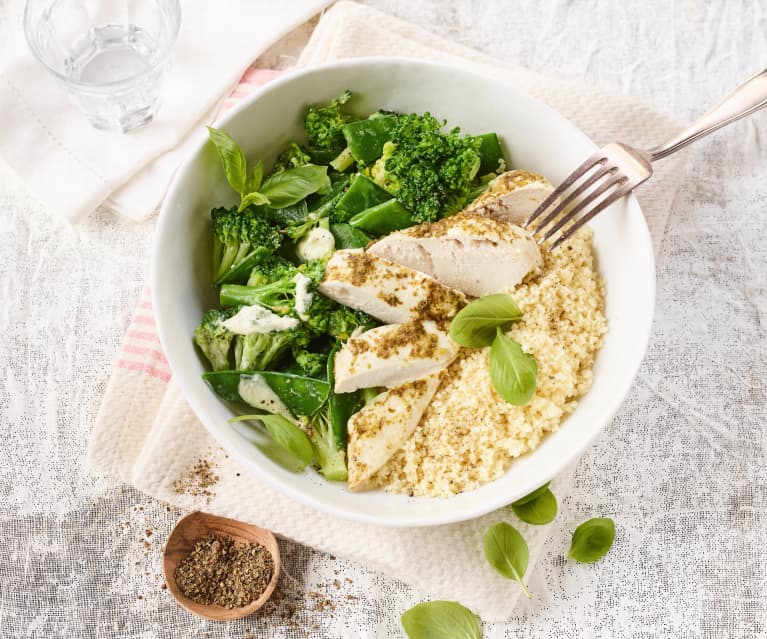 Taça de frango, vegetais e cuscuz