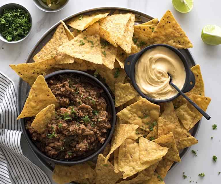 Nachos con carne y salsa cheddar