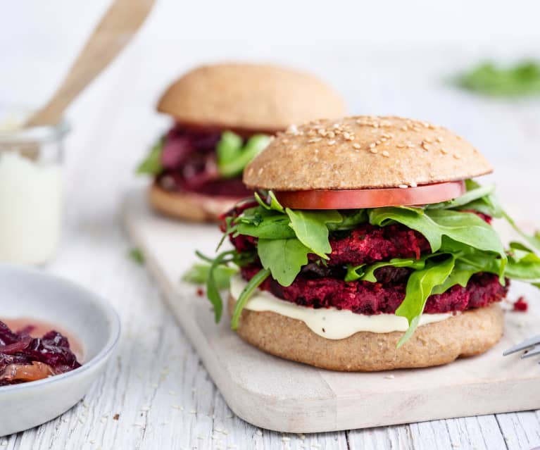 Hambúrguer de beterraba com cebola caramelizada em pão integral