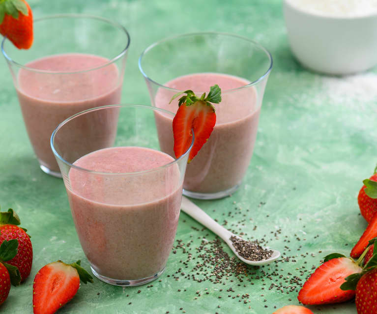 Smoothie de fresa con yogurt de soya, chía y coco