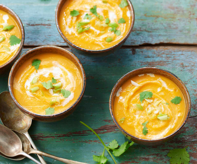 Soupe de petits pois au lait de coco et au curry vert