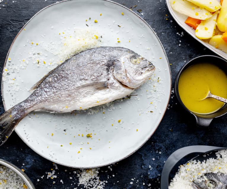 Pescado a la sal con verduras y aderezo de naranja