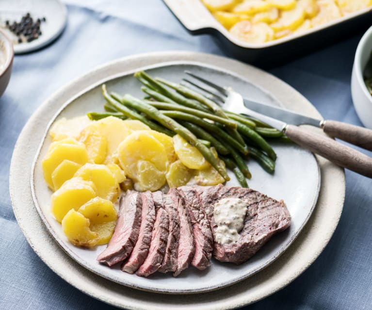 Filetto sottovuoto con salsa al pepe, patate Dauphine e fagiolini