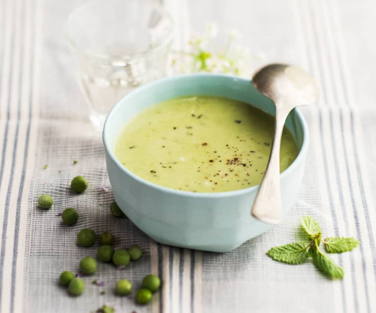 Soupe de petits pois au lait de coco et au curry vert