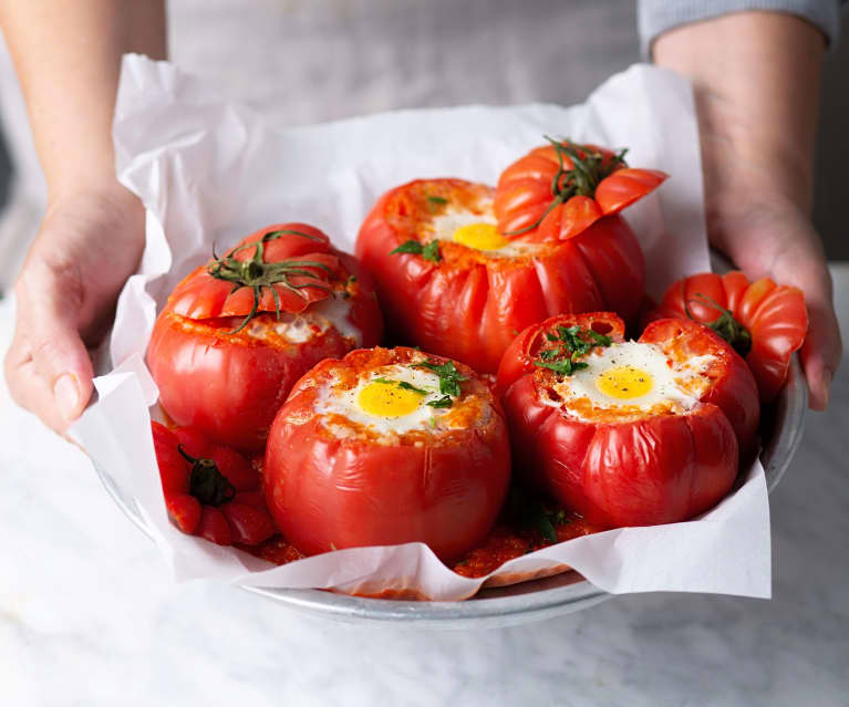 Tomate recheado com shaksuka e mozarela