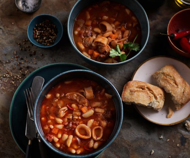 Ragoût de calamars, chorizo et haricots blancs