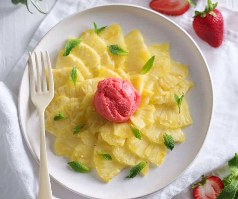 Carpaccio d'ananas avec sorbet rose