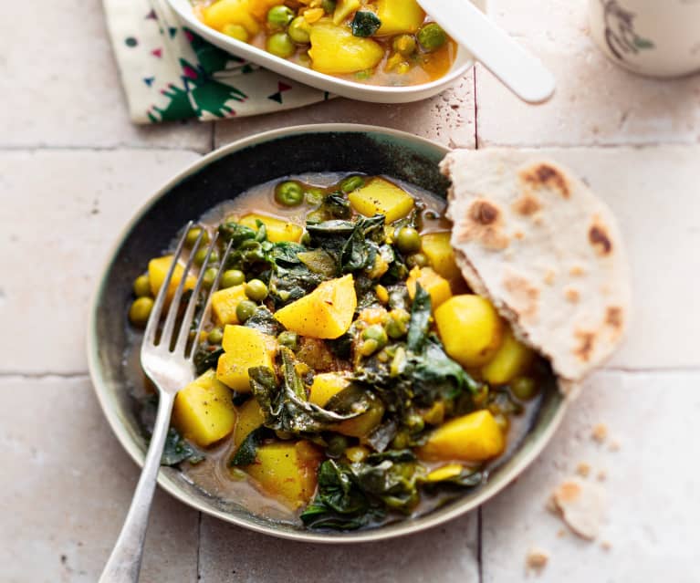 Curry di patate, spinaci e piselli con pane chapati