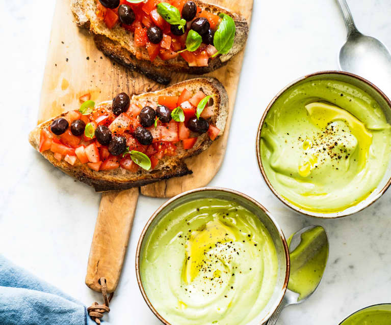 Velouté d’avocat au lait de coco, tartines de tomates aux olives