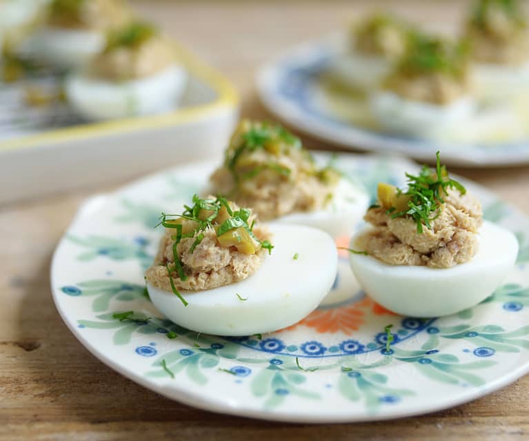 Huevos rellenos de atún. Receta fácil