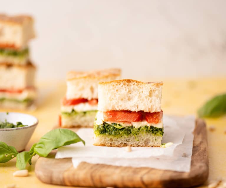 Focaccia med basilikumpesto, mozzarella og friske tomater.