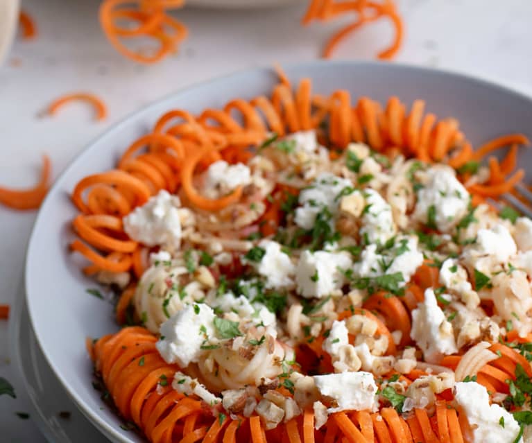 Salade de carottes et de pommes en spaghetti, feta et noix