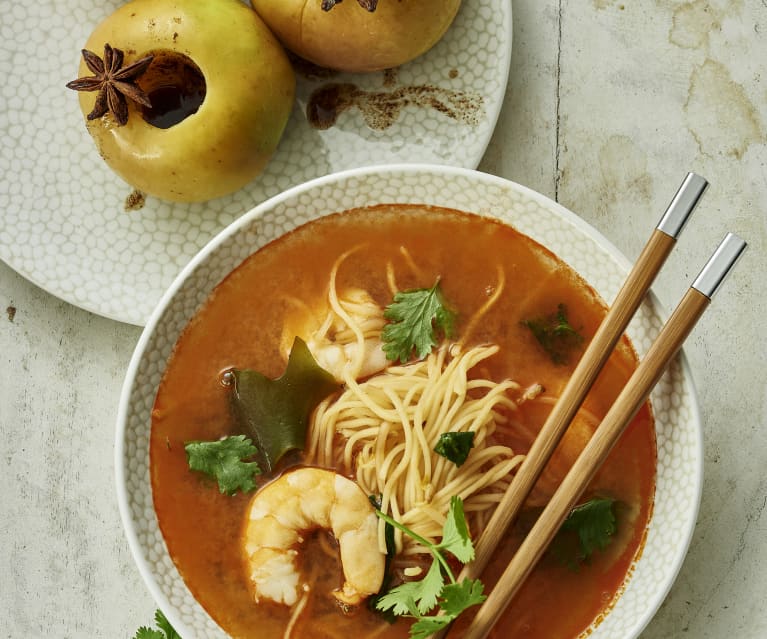 Sopa tailandesa de langostinos. Manzanas con especias