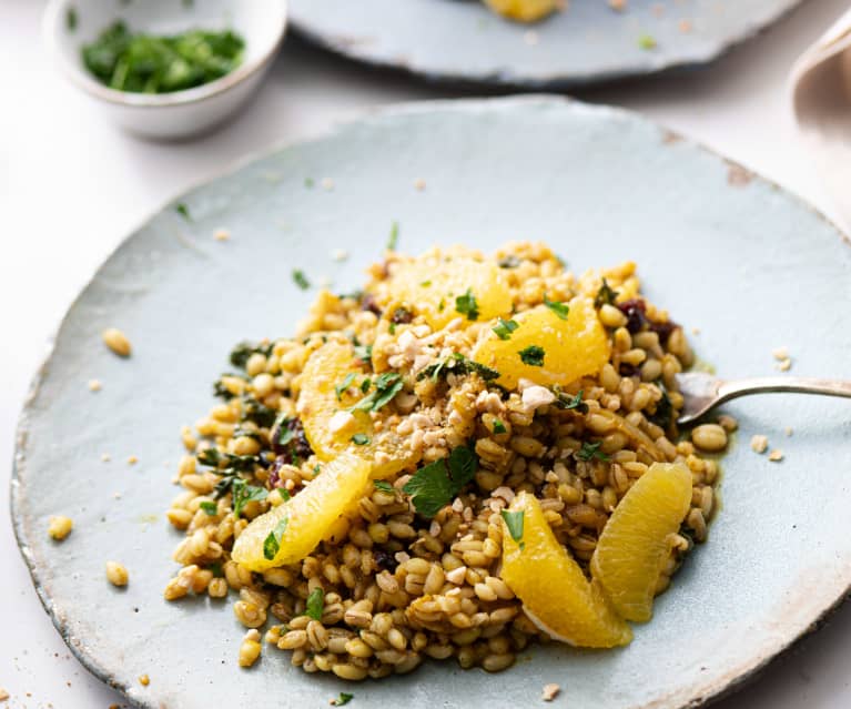 Salada de cevada com laranja, coentros e amêndoa