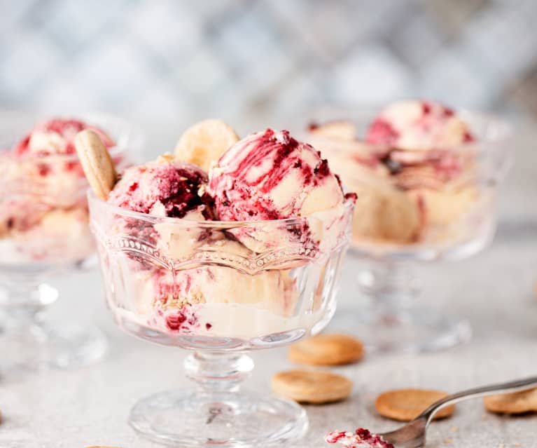 Glace à la betterave et au fromage de chèvre avec des crackers