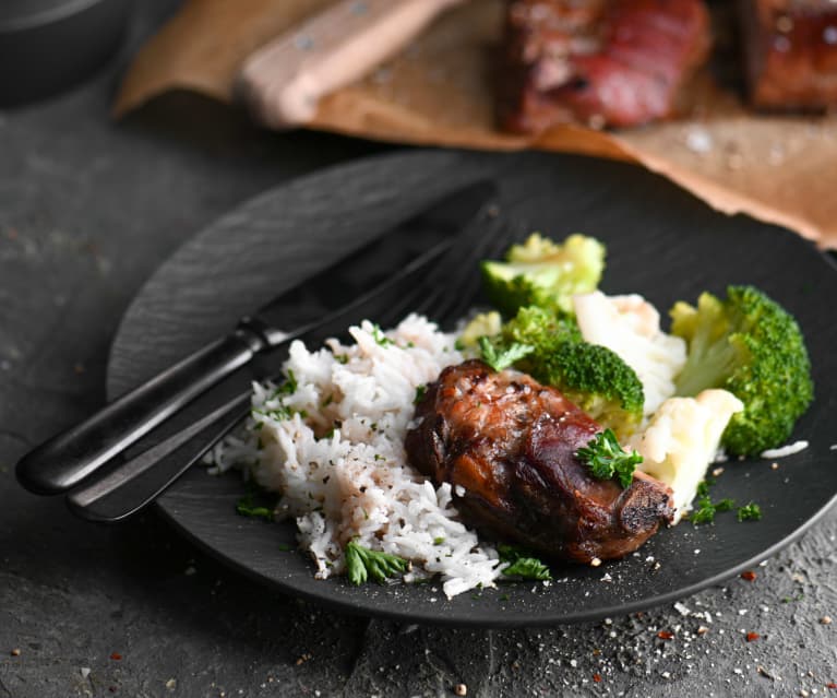 Costine di maiale al tè nero con riso e verdure al vapore