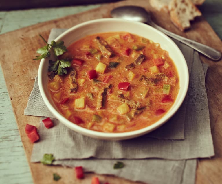 Paprika-Curry-Suppe mit Rindfleisch