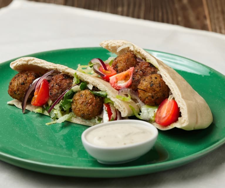 Pita de falafel com molho de iogurte