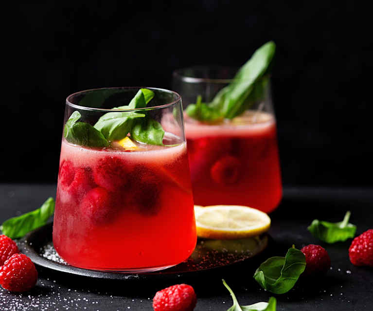 Malinowa sangria z bazylią