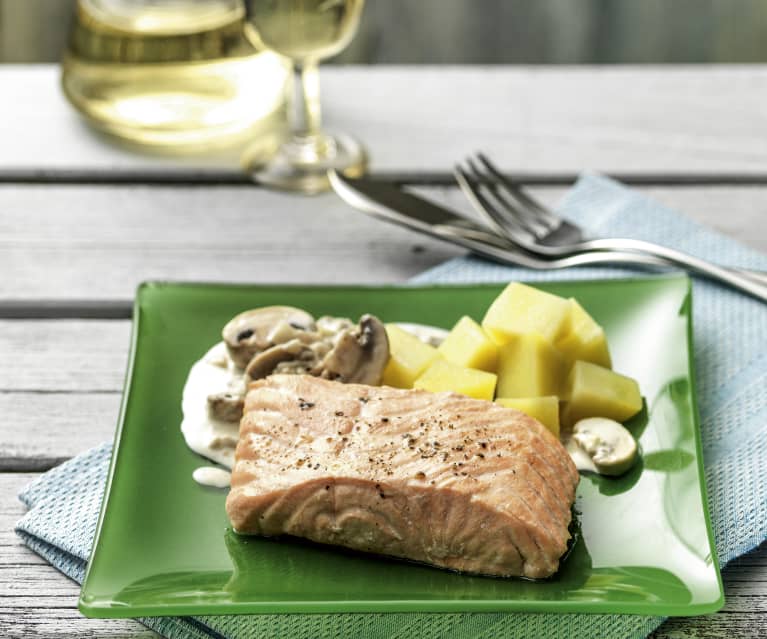 Lachs mit Champignon-Sahne-Sauce und Kartoffeln