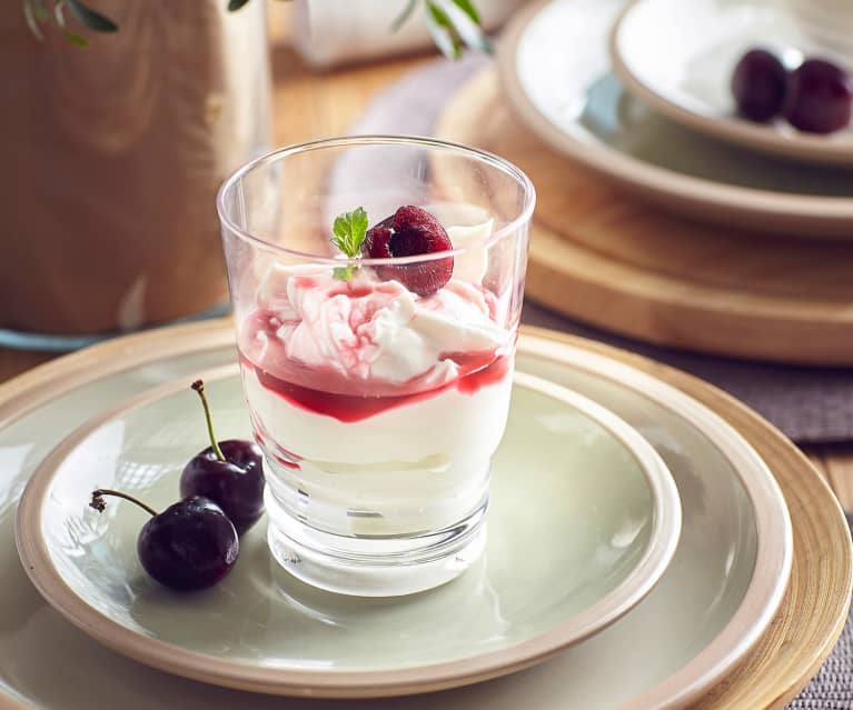 Coppe di yogurt greco con coulis alle ciliegie