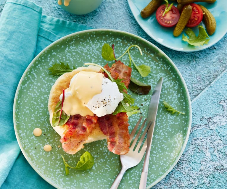 Eggs Benedict mit Pfannenbrot und Bacon