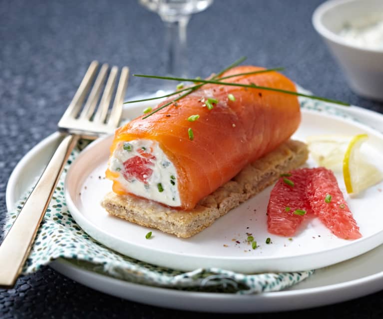 Roulé de saumon et pamplemousse, crème ciboulette