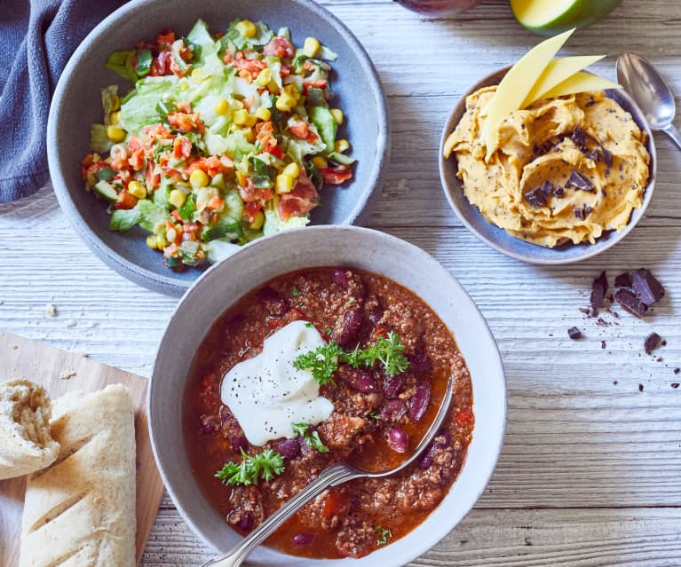 Chili con Carne mit Baguette, Eisbergsalat und Mango-Schoko-Eis ...