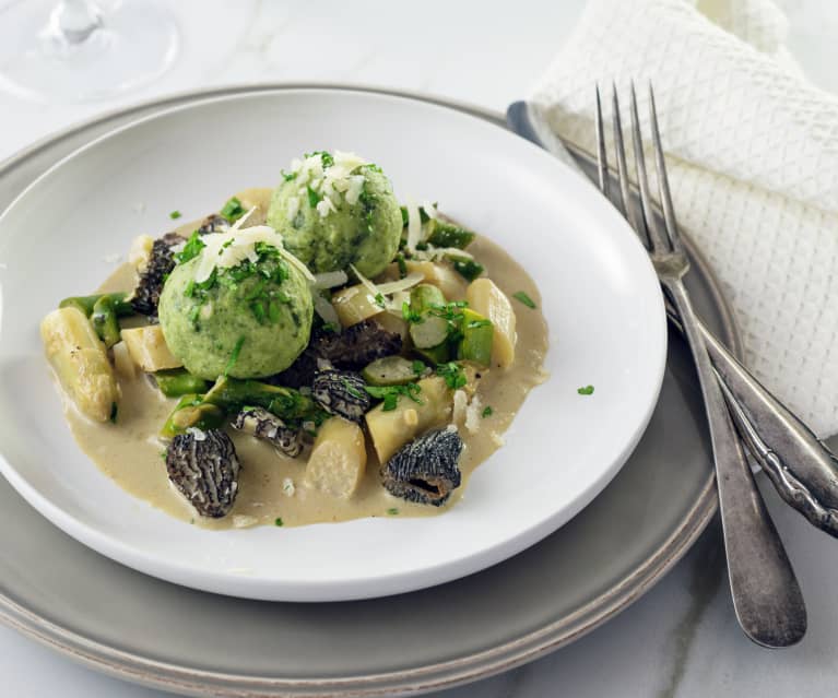 Spinatknödel auf Spargel-Morchel-Ragout