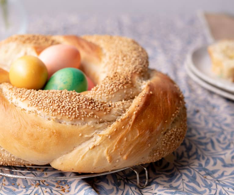 Coroa Challah de Páscoa com sésamo e ovos coloridos