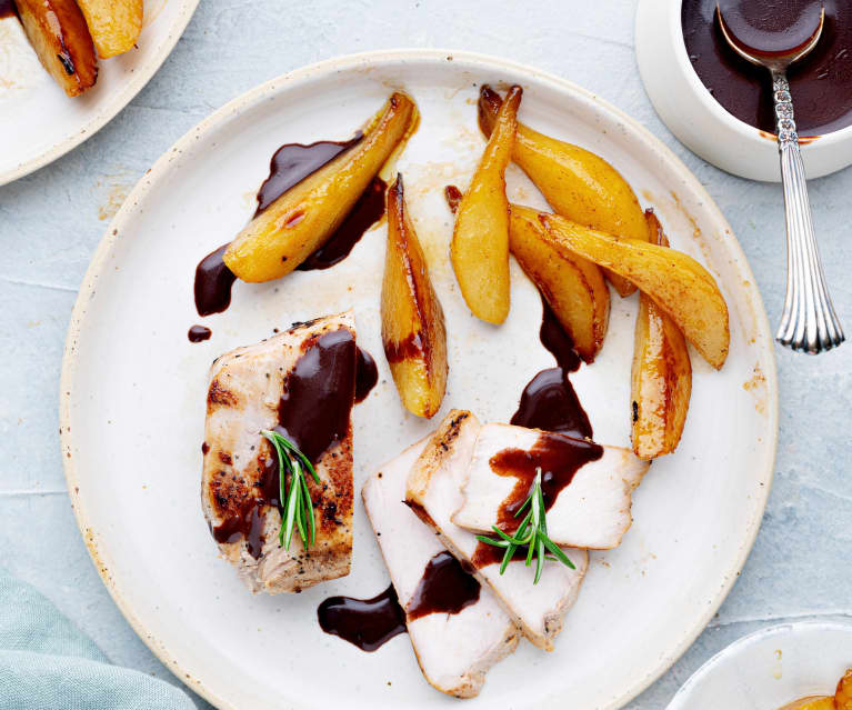 Chuletas de cerdo al vacío, peras y salsa de chocolate