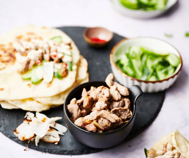 Schweinefilet in pikanter Kokos-Sauce mit Naanbrot und Gurkensalat