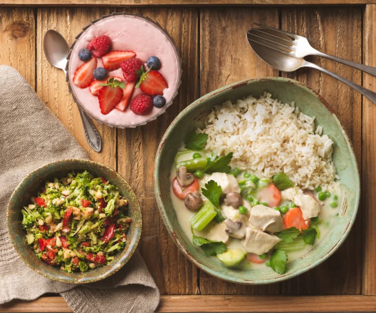 Menü: Brokkolisalat mit Pinienkernen; Hühnerfrikassee mit Kohlsprossen; Beeren-Obers-Pudding