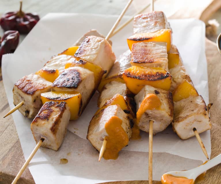 Brochetas de bonito con salsa de ñora