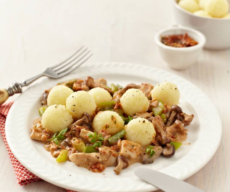 Pilzragout mit Tomatenpesto und Mini-Kartoffelklößen
